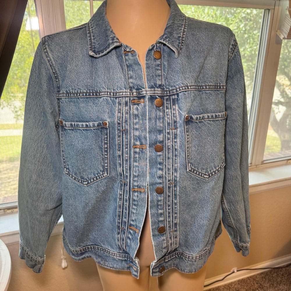 Old Navy Womens XL Light Wash Denim Trucker Jacket Button Front Long Sleeve